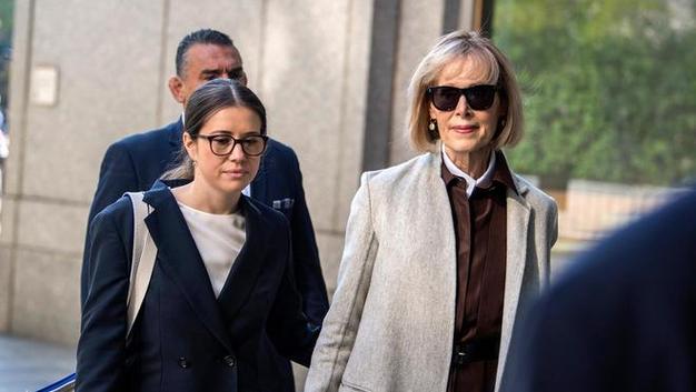 违反禁令接触前妻！卡罗尔拄拐前往法院接受审判