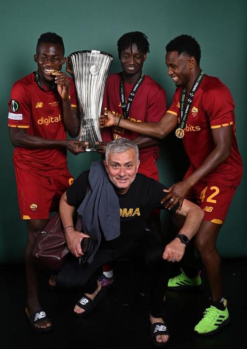 欧足联设立全新年度最佳裁判奖表彰男女主裁