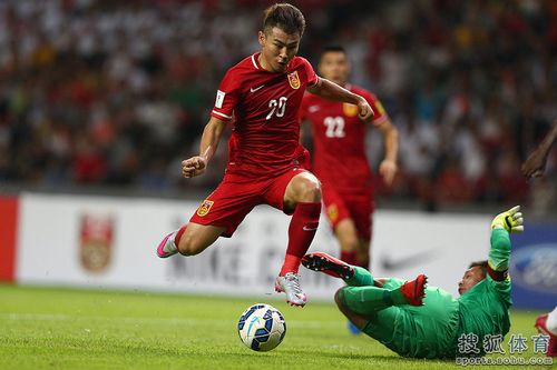 拜仁点球漏判引争议！资深裁判表态支持，埃芬博格怒批VAR