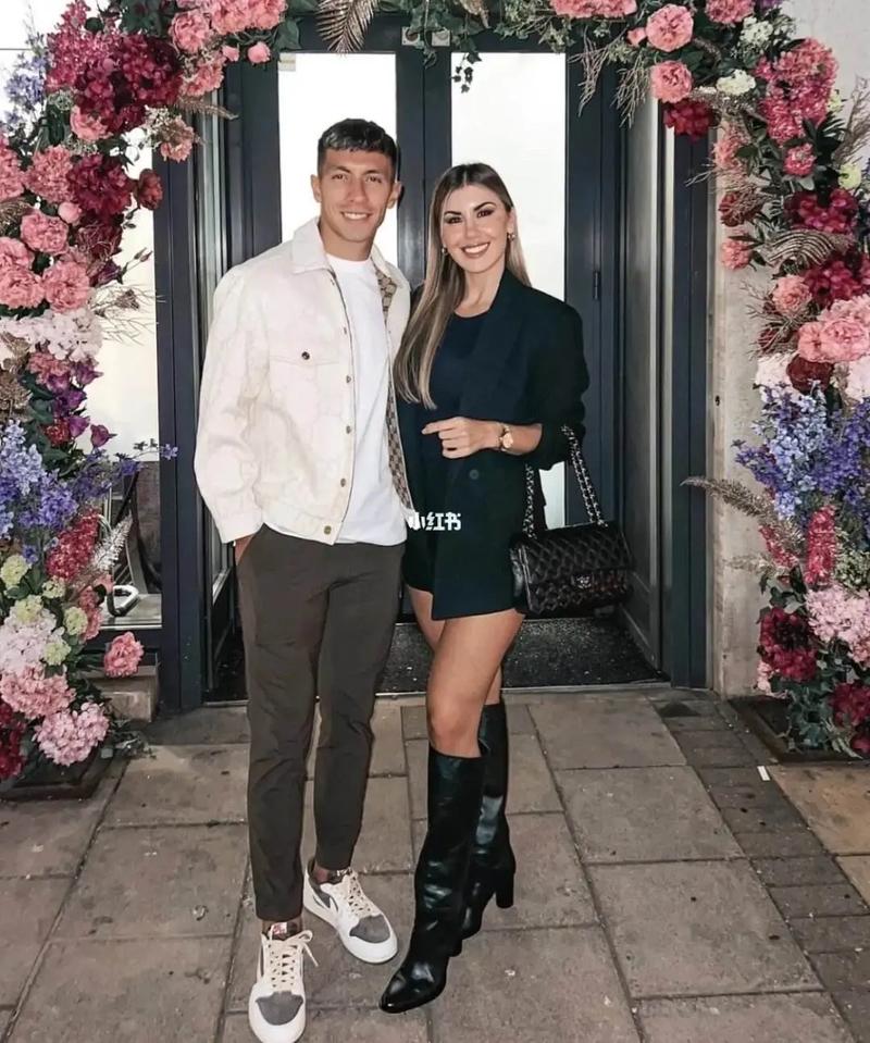 足球新星恩德里克19岁，与模特女友庆祝情人节浪漫瞬间