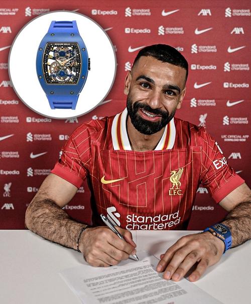 利物浦球星萨拉赫社媒更新，手抚队徽致谢球迷引热议