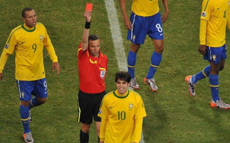 慢镜头揭示误判，但卡卢卢红牌处罚难以更改