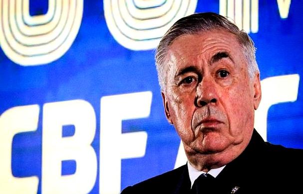 66岁安切洛蒂亮相桑巴节，与罗纳尔多打招呼并开心畅饮