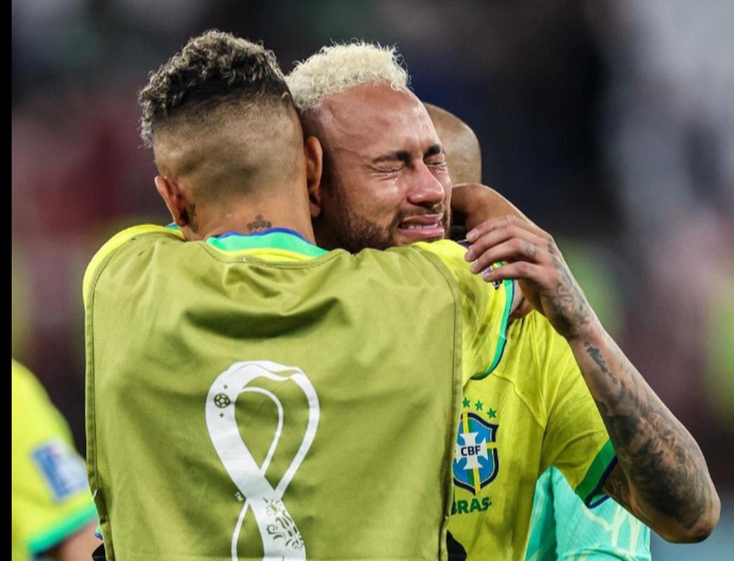 老球迷获内马尔邀请观赛，当场激动落泪温情拥抱