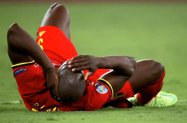 努涅斯拍脑袋提醒，马里开场肘击被罚黄牌