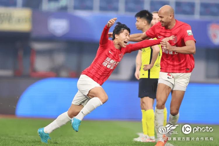 后防集体走神！蓉城因韦林顿失误丢球，延吉头球破门得分