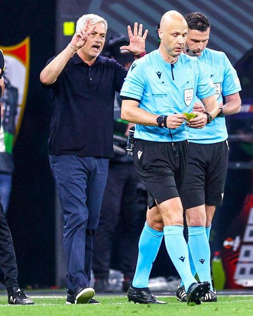 穆帅坚称被驱逐因说实情，裁判名单保护琼阿梅尼免牌