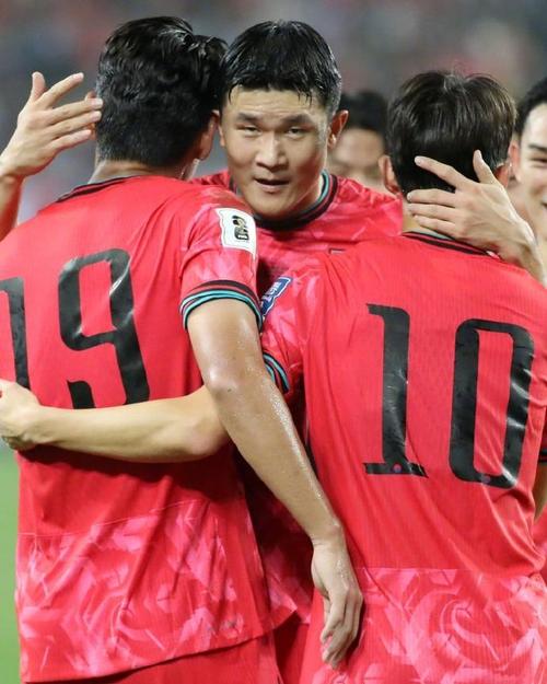 拜仁愿放金玟哉离队，切尔西与热刺展开争夺战