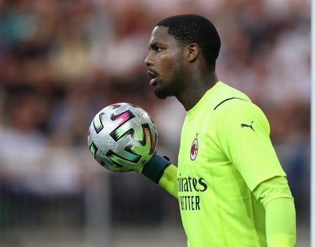 AC米兰半场0-1落后科莫，门将迈尼昂离奇失误致丢球