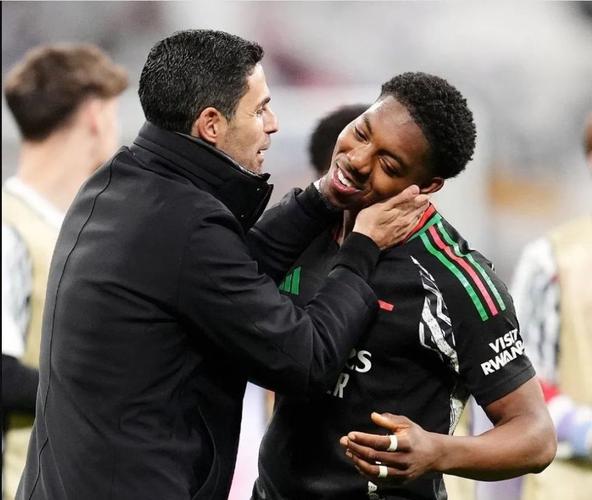 萨卡双300+数据惊艳英超，参与105球成枪手王牌