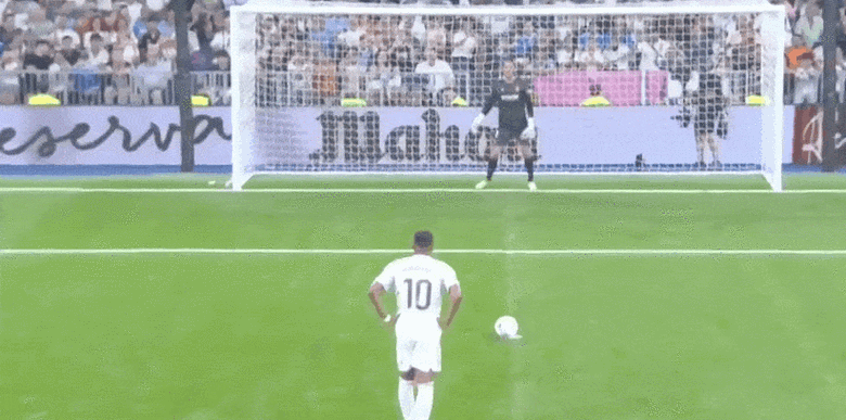 姆巴佩禁区内空位打门，被防守球员精彩挡出