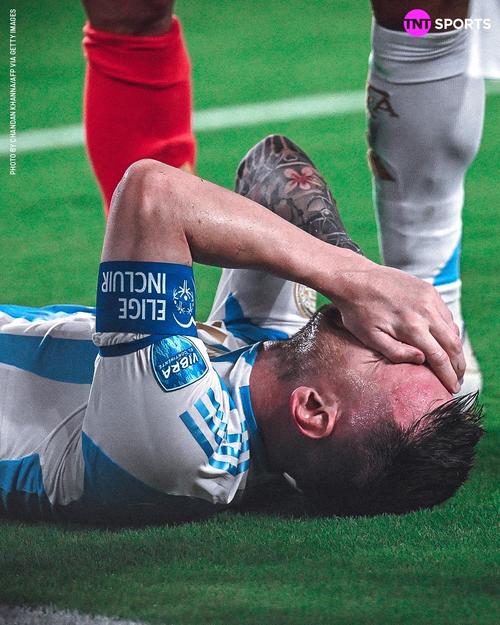 梅西突破时捂脸倒地，裁判无表示比赛引争议