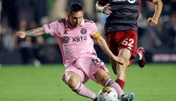 梅西罕见暴怒！赛后冲向更衣室疑引发队内争论