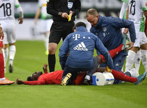 记者透露戴维斯遭遇肌肉撕裂，但伤势轻微需谨慎处理