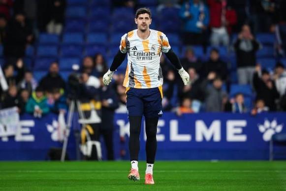 奥萨苏纳前锋称遭库尔图瓦踩踏，点球判罚频繁引VAR审查