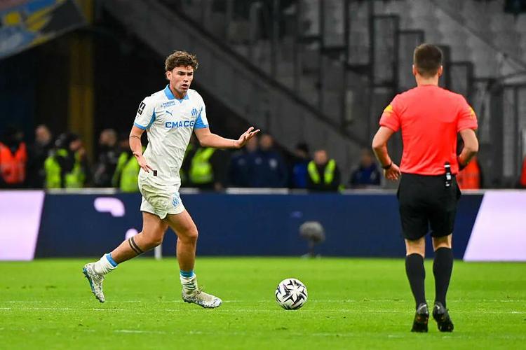 20岁奥赖利头顶脚踢征服纽卡，多位置属性彰显巨星潜质