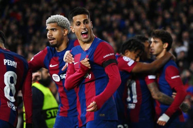 坎塞洛相似位置挑传中柱，折射后德容轻松获助攻