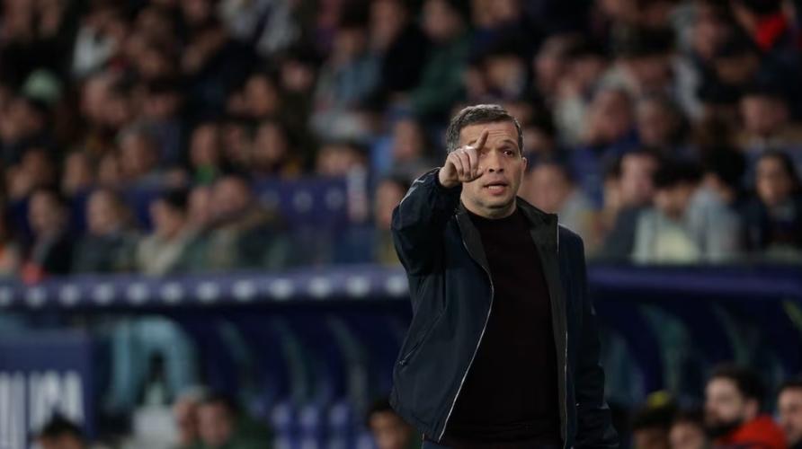 前巴萨主帅科曼亮相，莱万特比赛场边观战细节