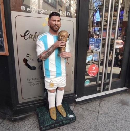 拉波尔塔希望为梅西立雕像，并透露23年回归谈判细节