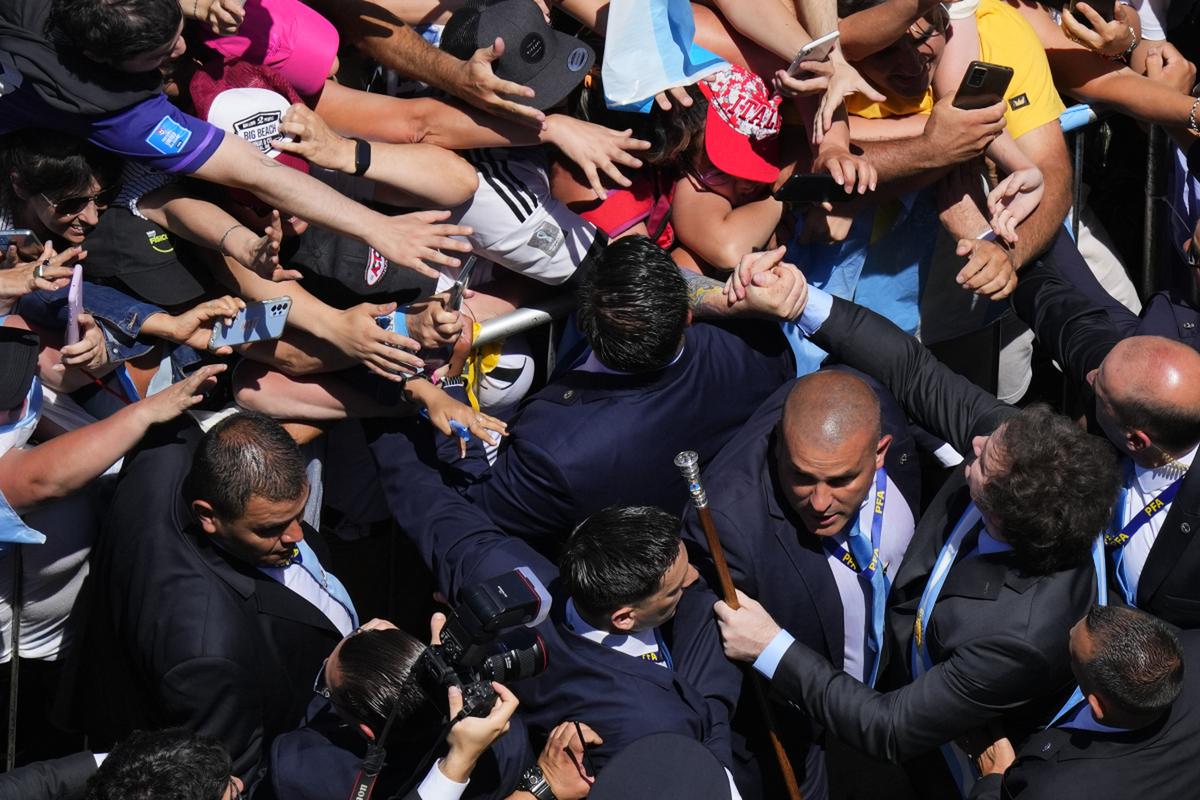 狂人归来！穆里尼奥故地重游与球迷街头互动