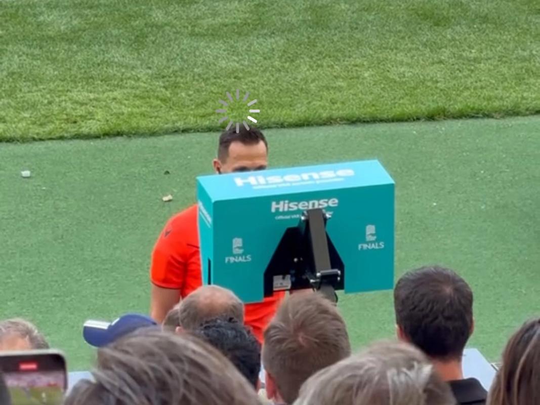 VAR录音首度公开！利兹联进球碰肘部，裁判坚持无意手球