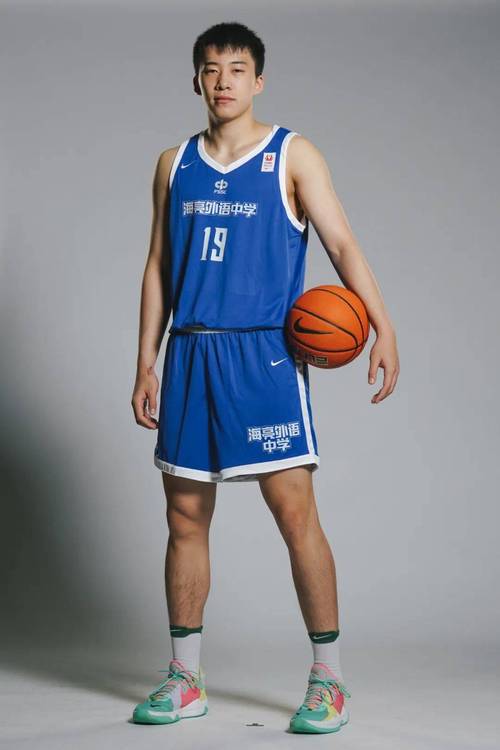 解说：中国男篮需要有支配球能力的锋线球员王俊杰有大将风范