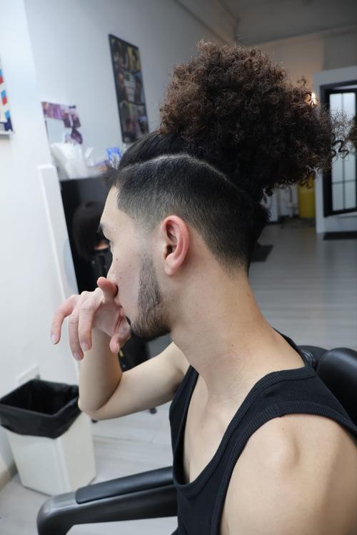 终于接受现实了！萨格斯把仅有的几撮毛剃掉加入光头行列