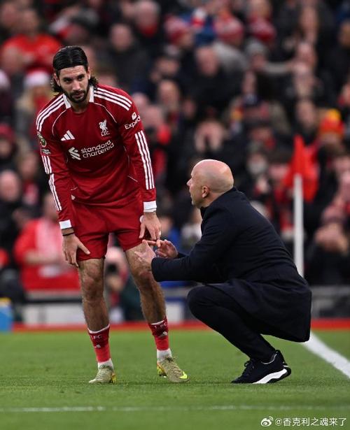 戈麦斯婉拒采访并调侃：大佬萨拉赫在那边