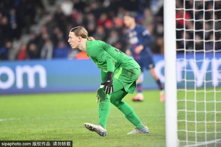 颜骏凌半场数据解读：2扑救1出击，传球成功率82.4%