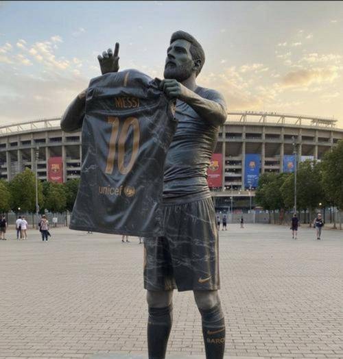 诺坎普响起针对性口号，拉波尔塔争议手势回应球迷