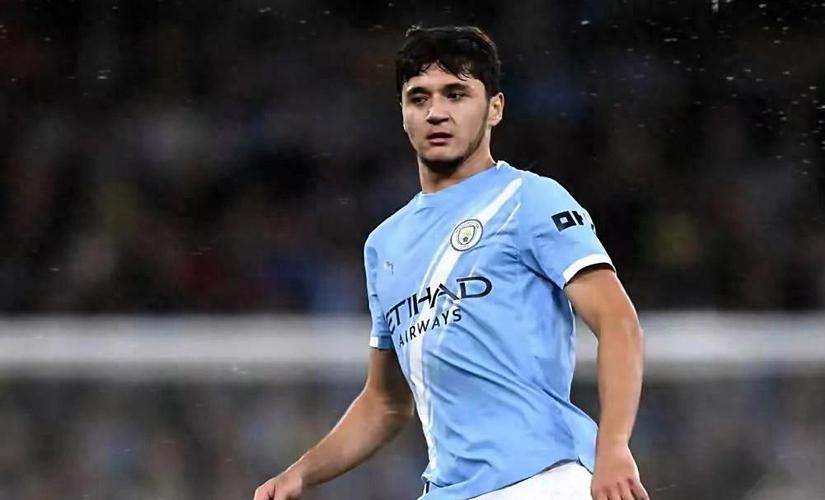 哈兰德发文庆胡桑诺夫生日，创意祝福引关注！