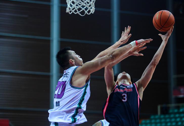 替补很敢打！叶润峰11中5拿下11分2篮板1助攻