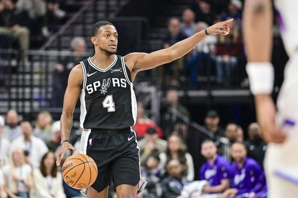 米奇：福克斯末节完全接管了比赛他在这方面简直是怪兽级的表现