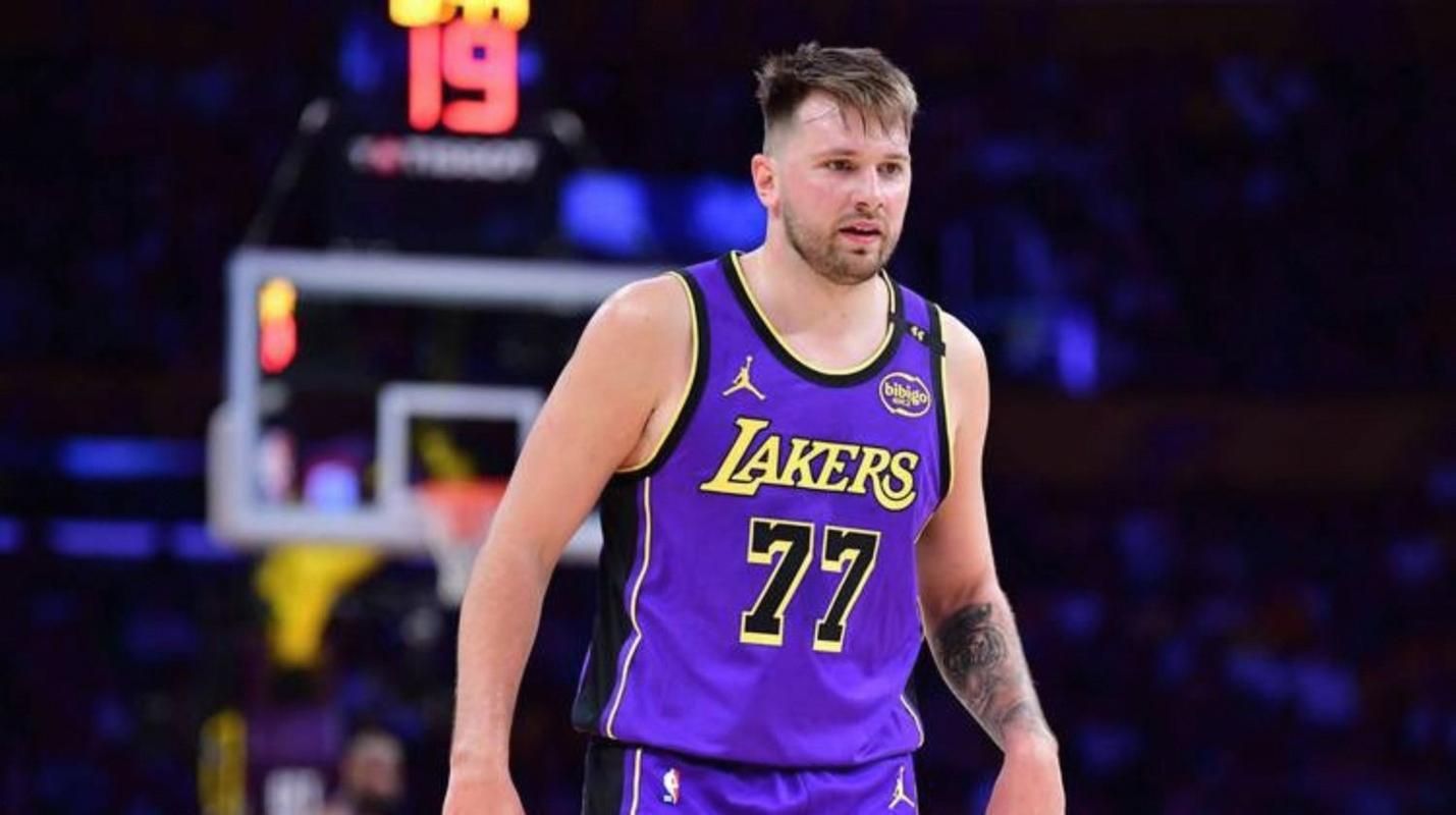 詹姆斯艾顿缺阵！湖人首发：东契奇、斯玛特、里夫斯、八村、海斯