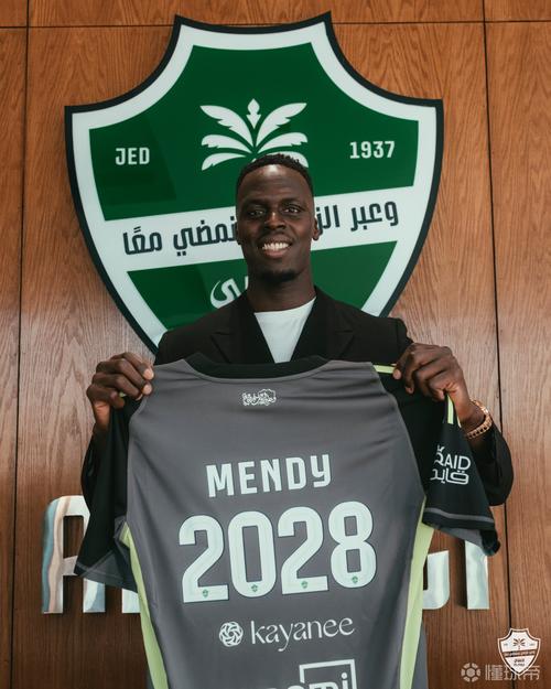 吉达国民庆祝队长门迪百场里程碑，送上纪念球衣