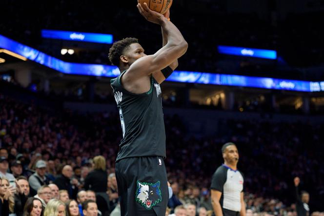 率先发力！爱德华兹首节6中5砍下17分三分4中3