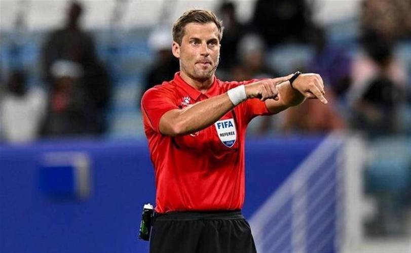 前裁判：明格萨确实碰到居莱尔但不妨碍比赛继续，不吹点球正确