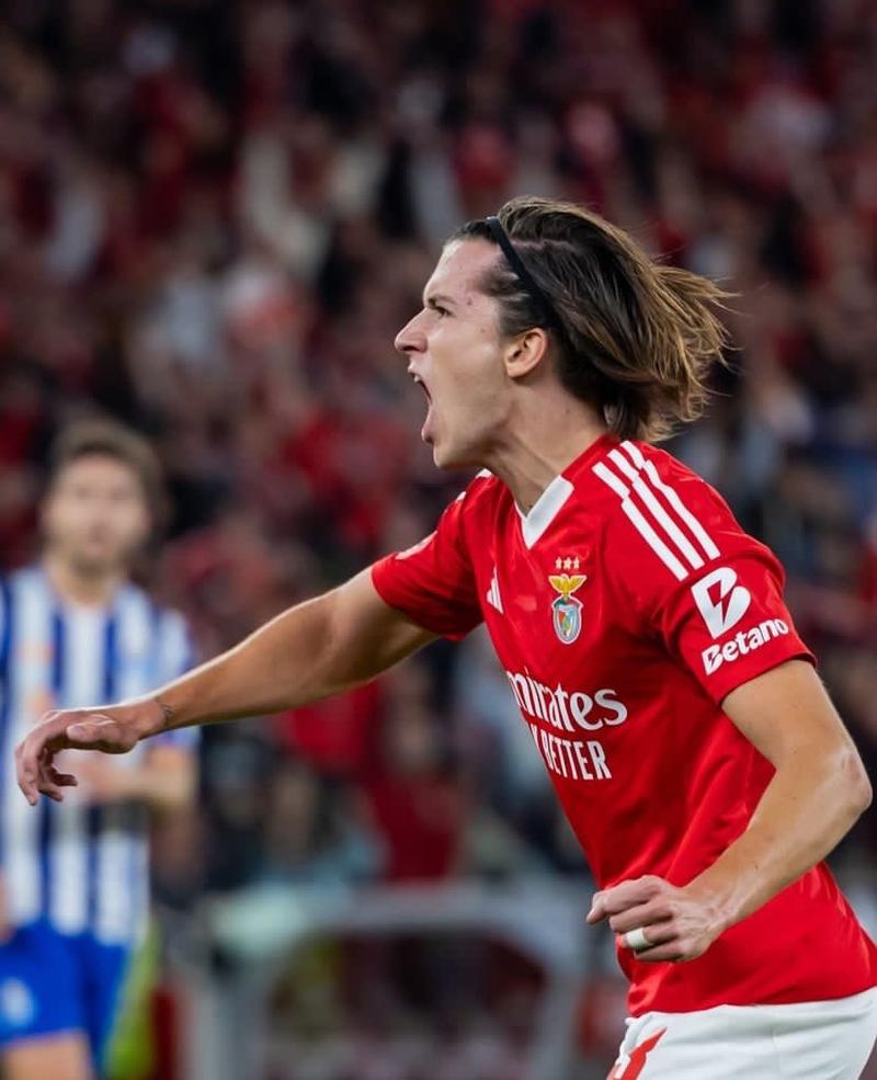 记者：阿尔瓦罗的意识、位置感毫无问题，总体上表现很不错