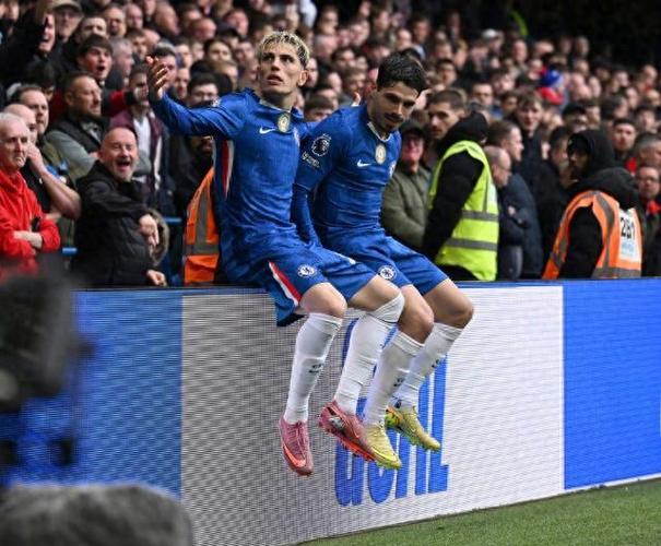 蓝军扳平！德拉普推进加纳乔射门，对手后卫解围在门将身上进乌龙