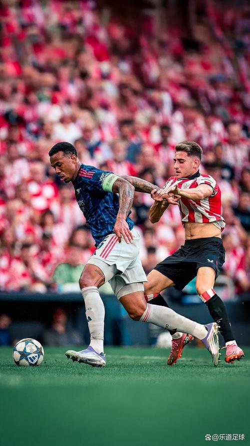 足总杯18决赛！枪手晒出此役海报：马杜埃凯为马丁内利擦鞋庆祝