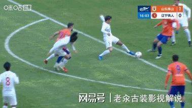 头回谢场得说两句！击败铁人赛后，王大雷引导阿尔瓦罗与球迷互动