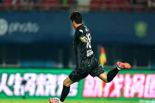 进球无效！钟义浩凌空抽射再入一球，裁判判罚古斯塔沃越位干扰