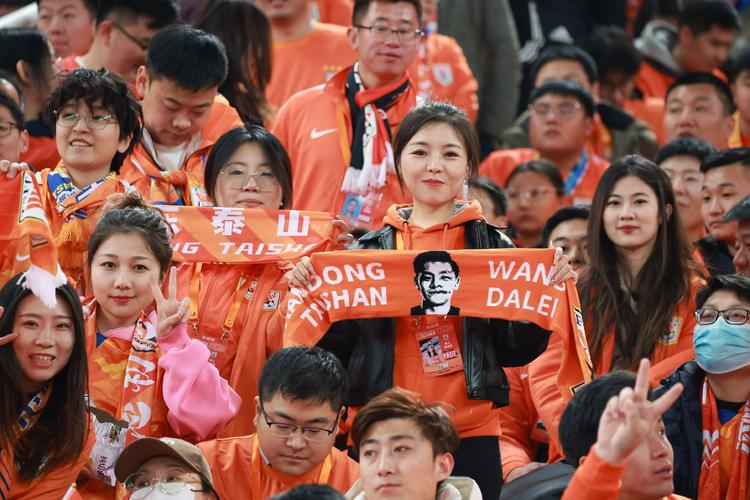 嗨起来了！泰山队首轮完胜辽宁铁人，赛后与主场球迷互动庆祝