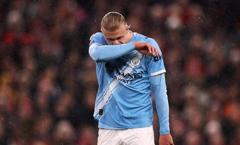 一击致命！托纳利精准直塞助攻，巴恩斯侧身打远角攻破曼城大门