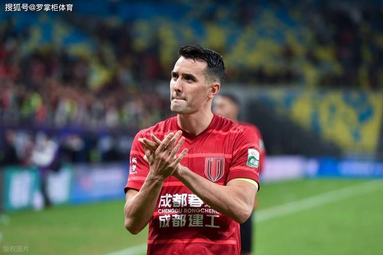 再见已是对手！周定洋前往蓉城北看台致意，得到一半嘘声一半掌声