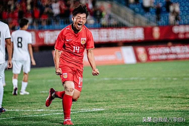 媒体人：赛后不少媒体人想采访上演中超首秀的邝兆镭，但没能实现