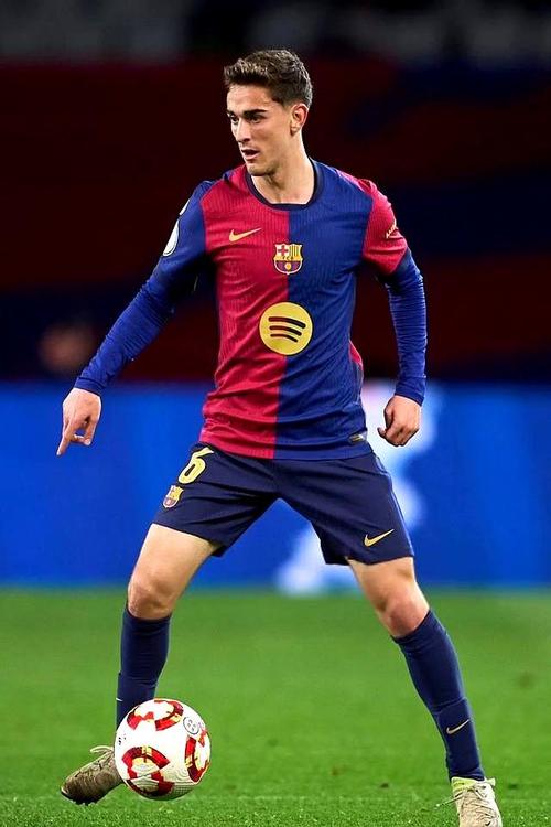 世体：巴萨本轮联赛佩戴黑纱比赛，以对加维去世的祖母表达悼念