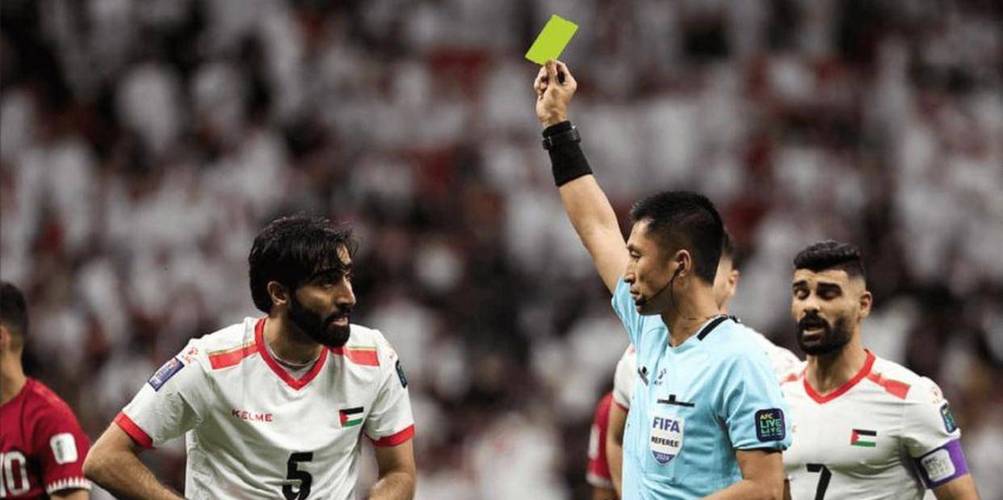 1分钟2次争议判罚！何超被撞倒裁判未判点，随后海港破门被吹无效