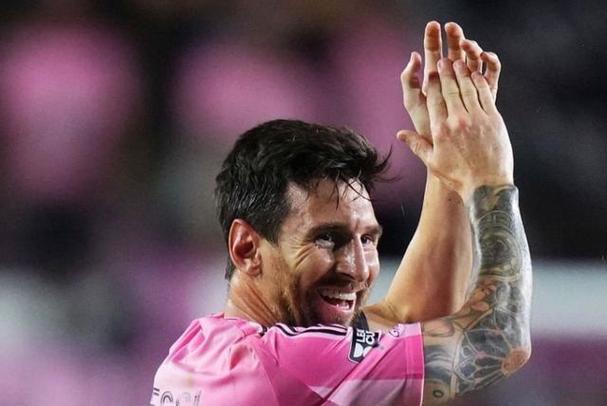 梅西被侵犯裁判果断出牌！对方两黄变一红离场