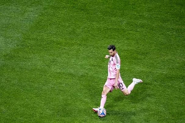 梅西70次任意球破门追平球王贝利，下一个目标儒尼尼奥